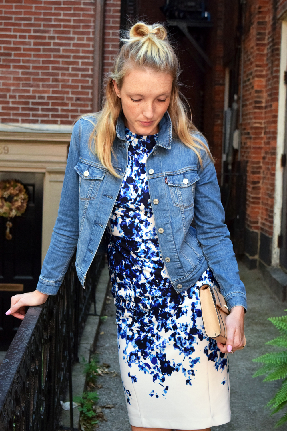 simple outfit inspiration for wearing a denim jacket