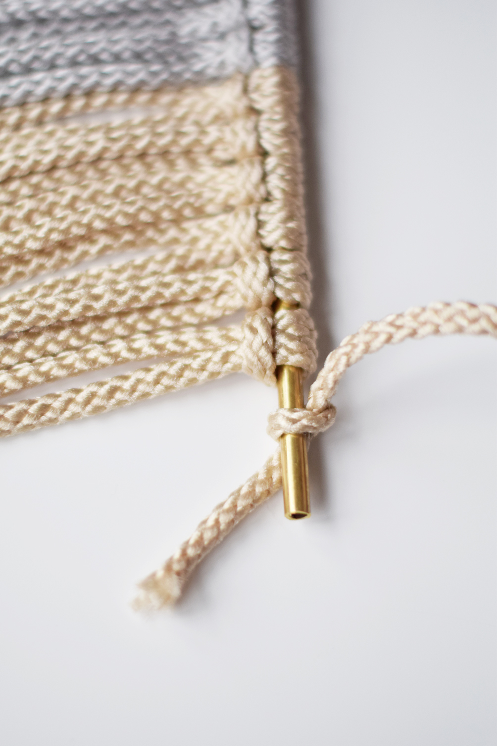lifestyle blogger Leslie Musser shares an easy diy macrame wall hanging to update your home decor on one brass fox