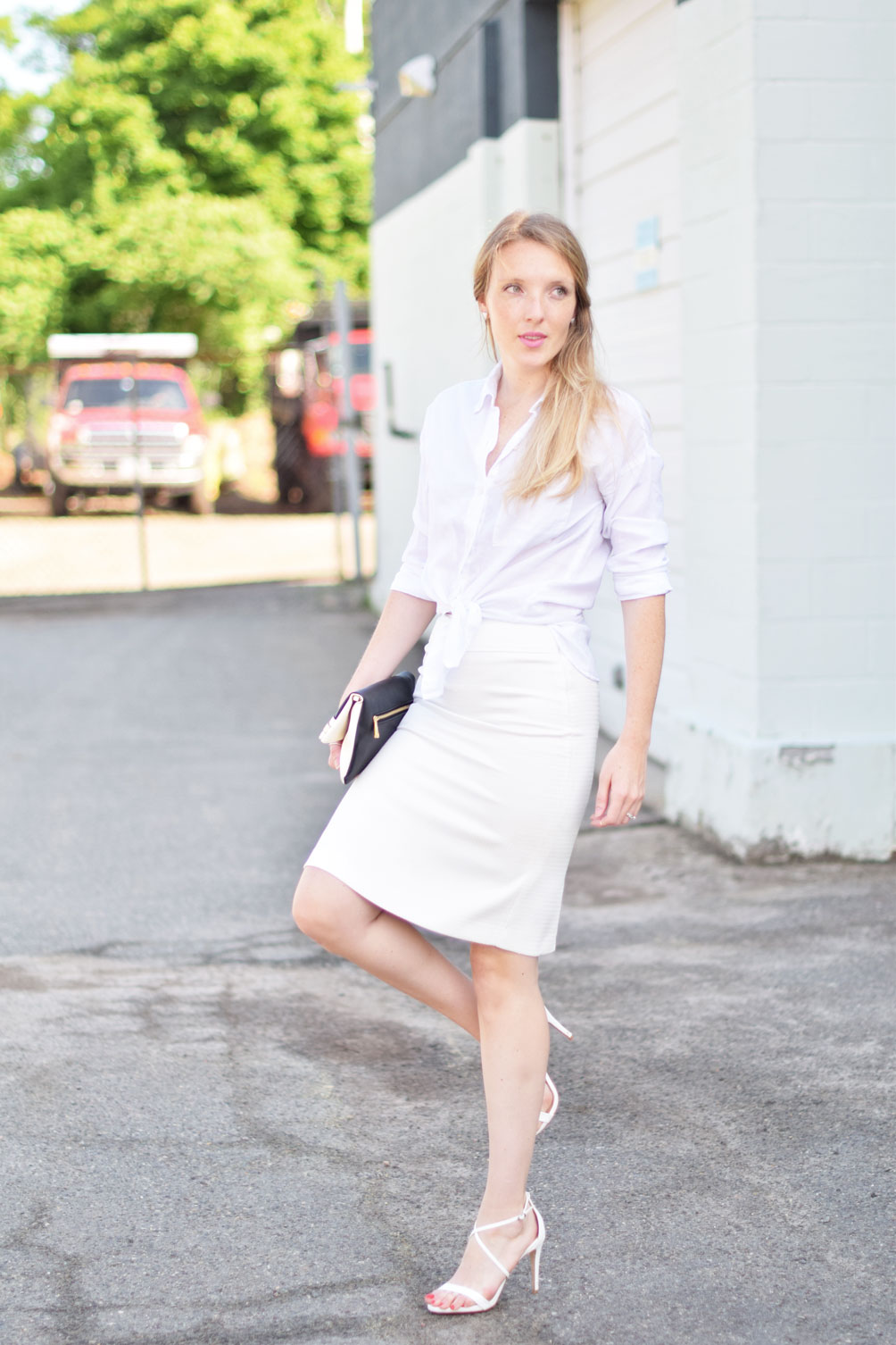 fashion blogger Leslie Musser of one brass fox shares her tips on mixing summer whites