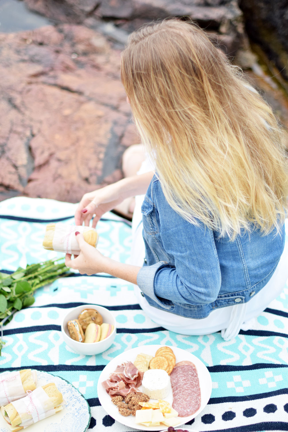 lifestyle blogger Leslie Musser of one brass fox shares how to host the perfect summer picnic with Boston Interiors