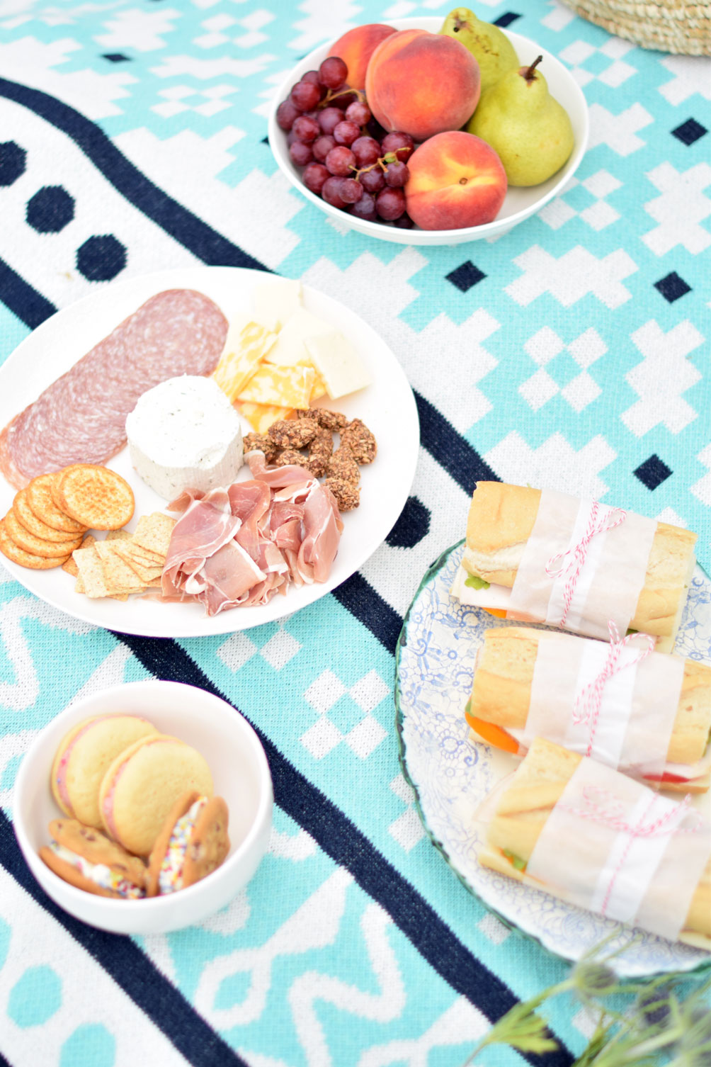 lifestyle blogger Leslie Musser of one brass fox shares how to host the perfect summer picnic with Boston Interiors