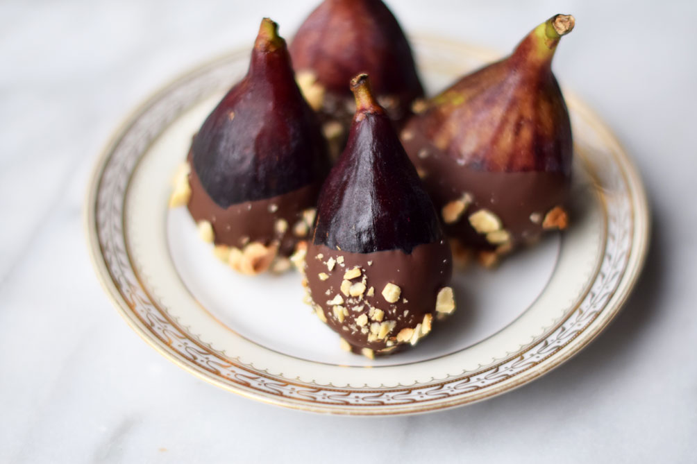 easy and decadent summer recipe for dark chocolate figs mariner with hazelnut crumble