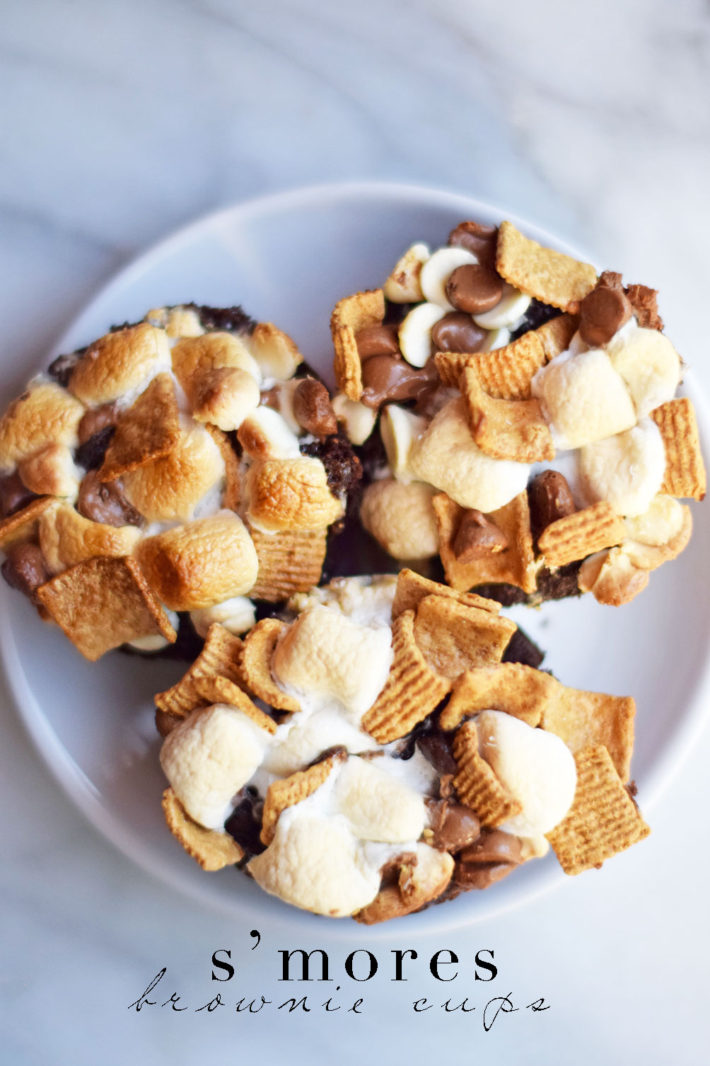 lifestyle blogger Leslie Musser of one brass fox shares the perfect summer recipe for smores brownie cups