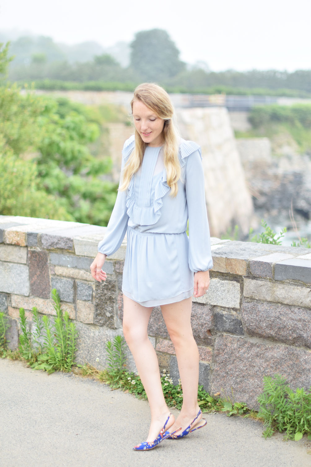 summer outfit with a ruffle bib shift dress, floral slingback flats, and a gold bar hair pin from fashion blogger Leslie Musser, one brass fox