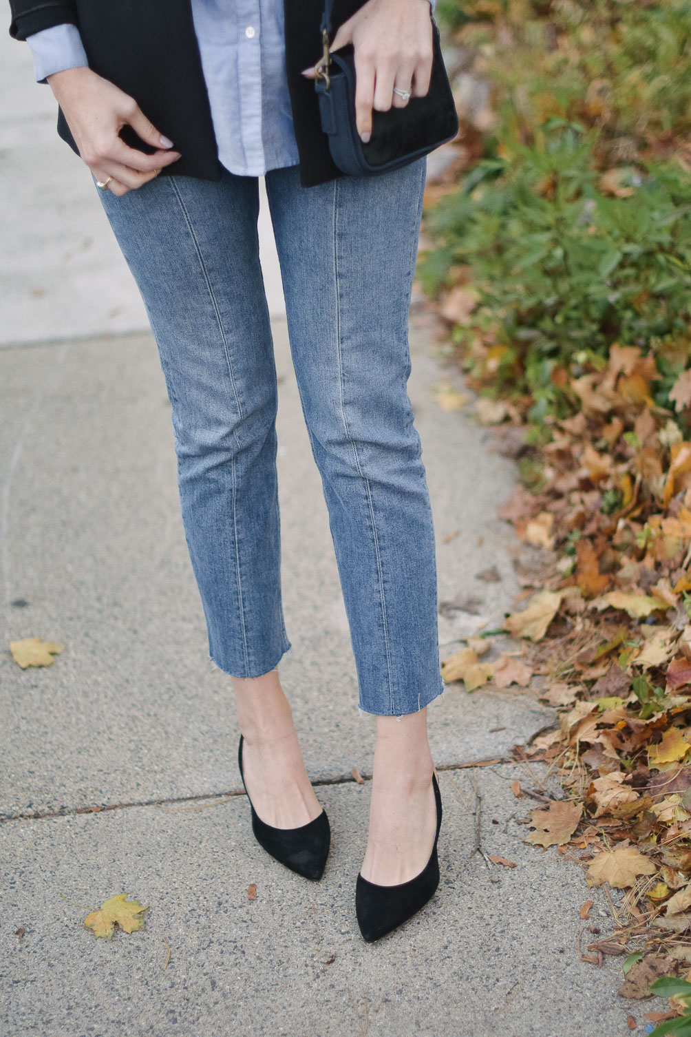 styling a fall blazer outfit with blue jeans and black suede slingback heels