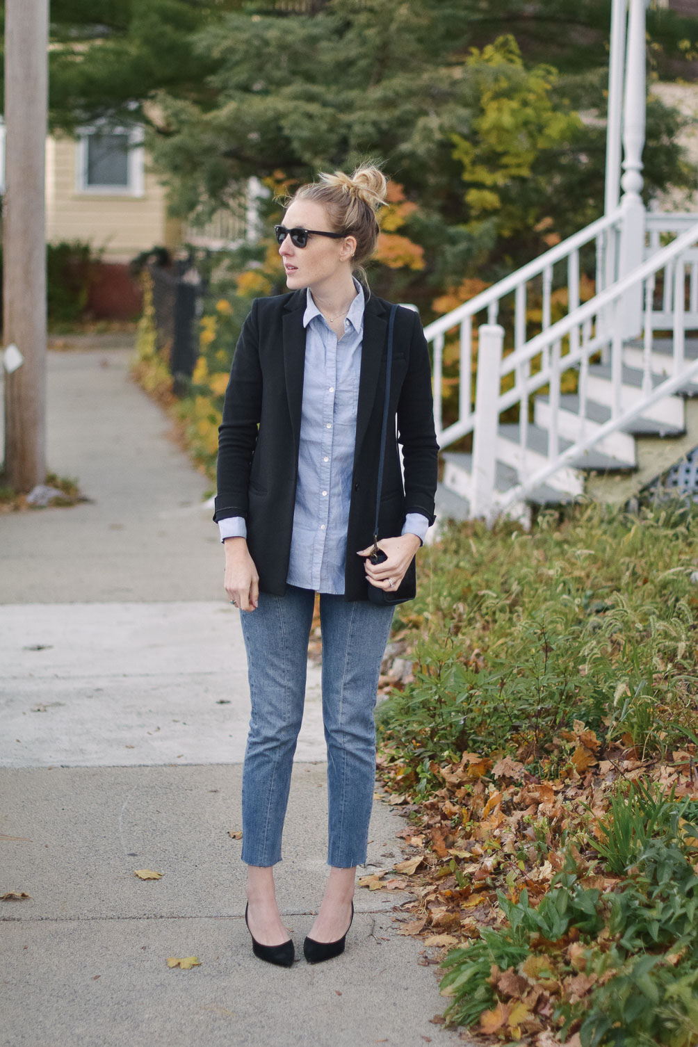 styling a fall blazer outfit with blue jeans and black suede slingback heels
