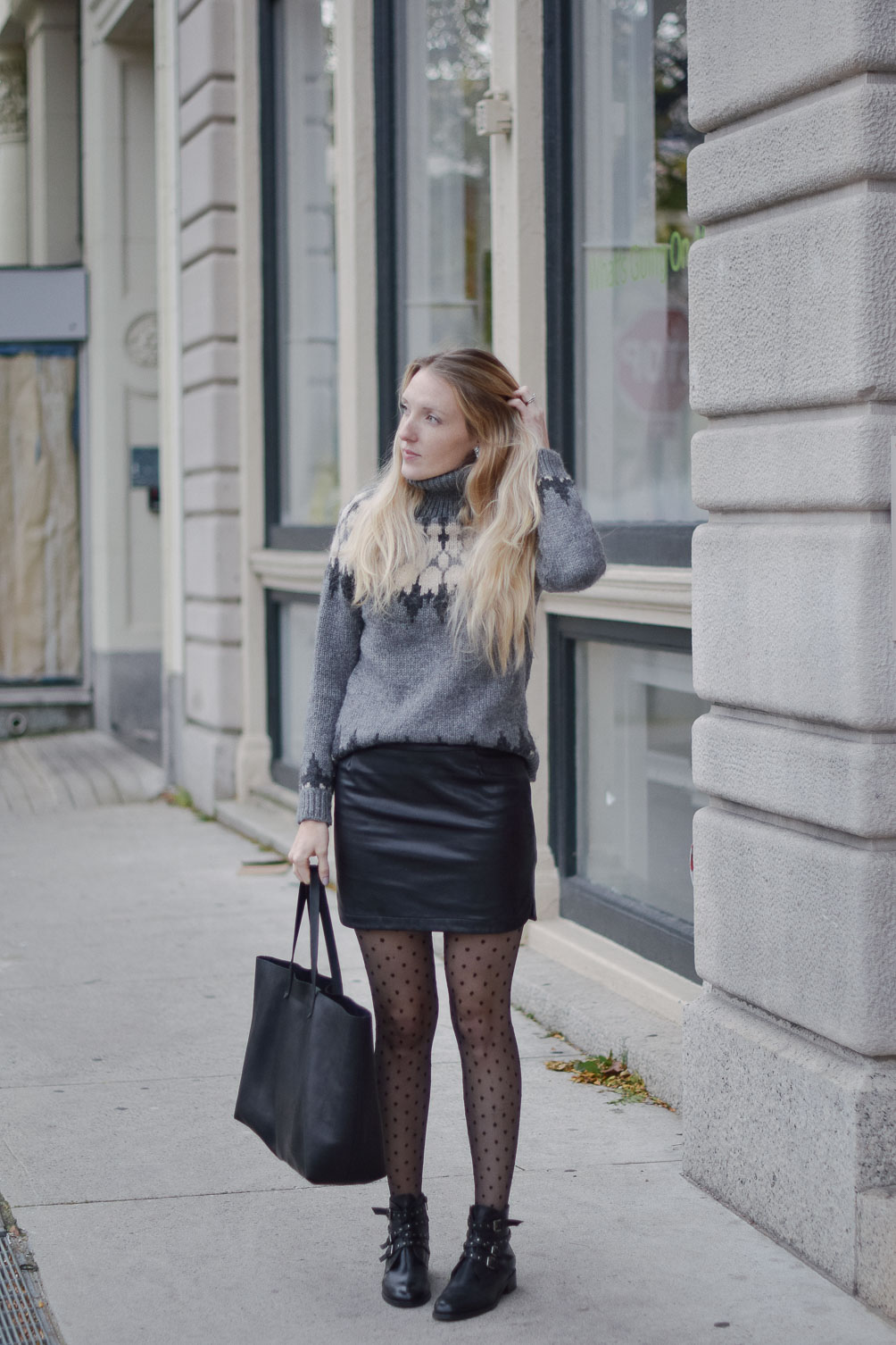 fashion blogger Leslie Musser pulling off statement tights in a cozy winter outfit