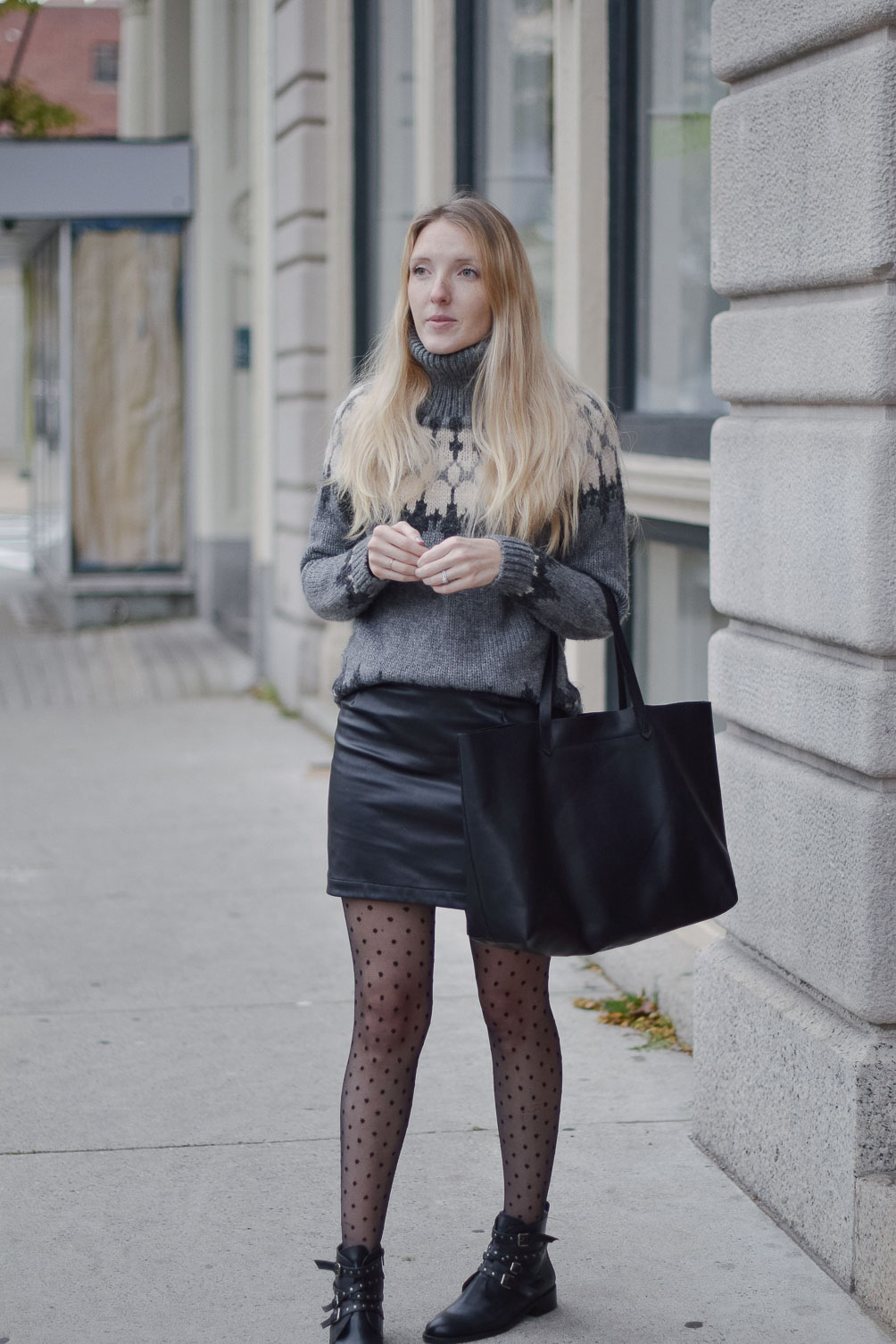 fashion blogger Leslie Musser pulling off statement tights in a cozy winter outfit