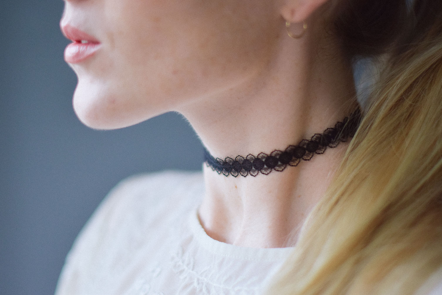 how to wear the top jewelry trend of choker necklaces with a black lace style