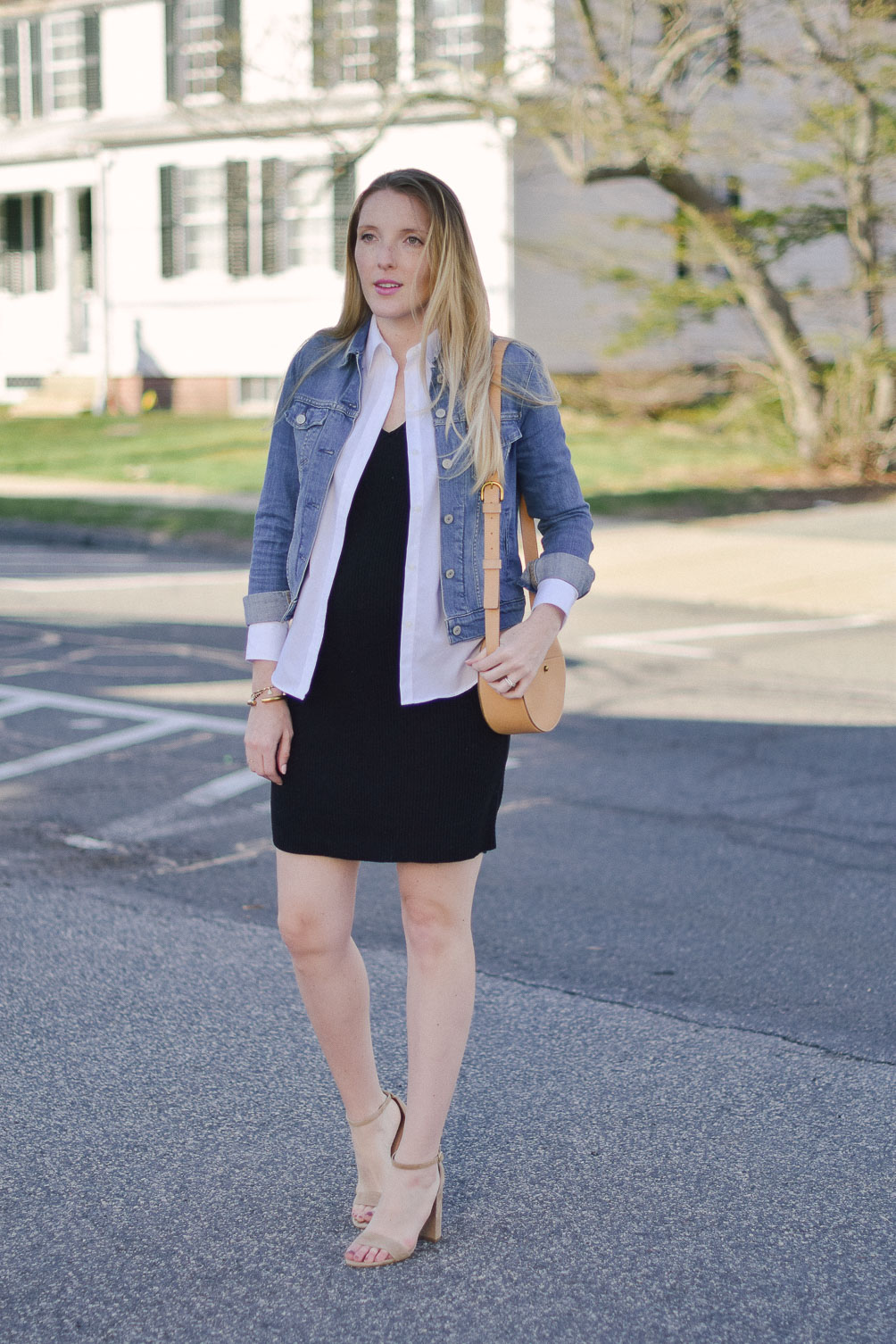 styling a spring denim jacket for easy maternity style with leather circle bag and suede heels