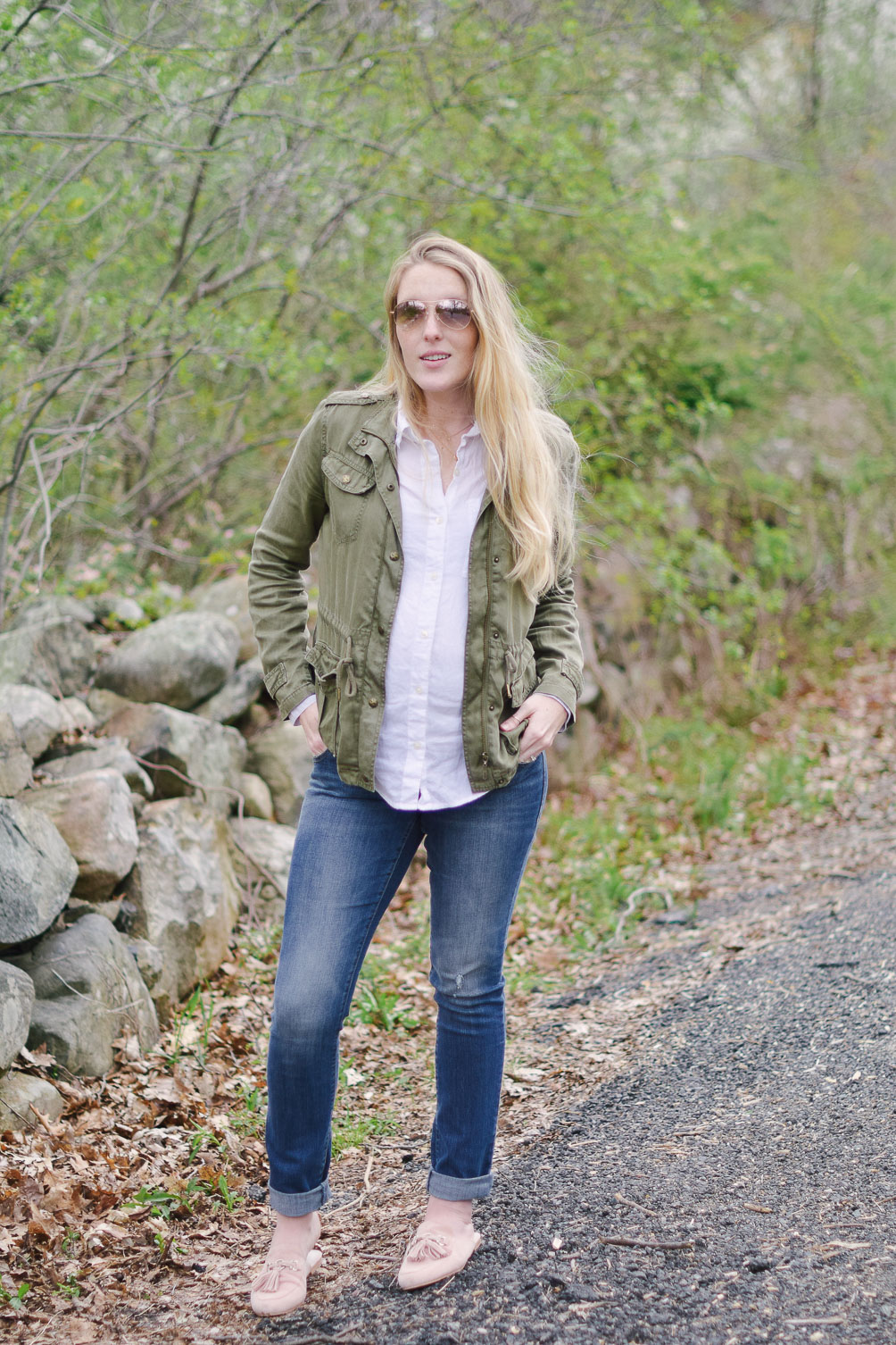 styling spring earth tones in this maternity fashion look with an army green jacket and skinny jeans
