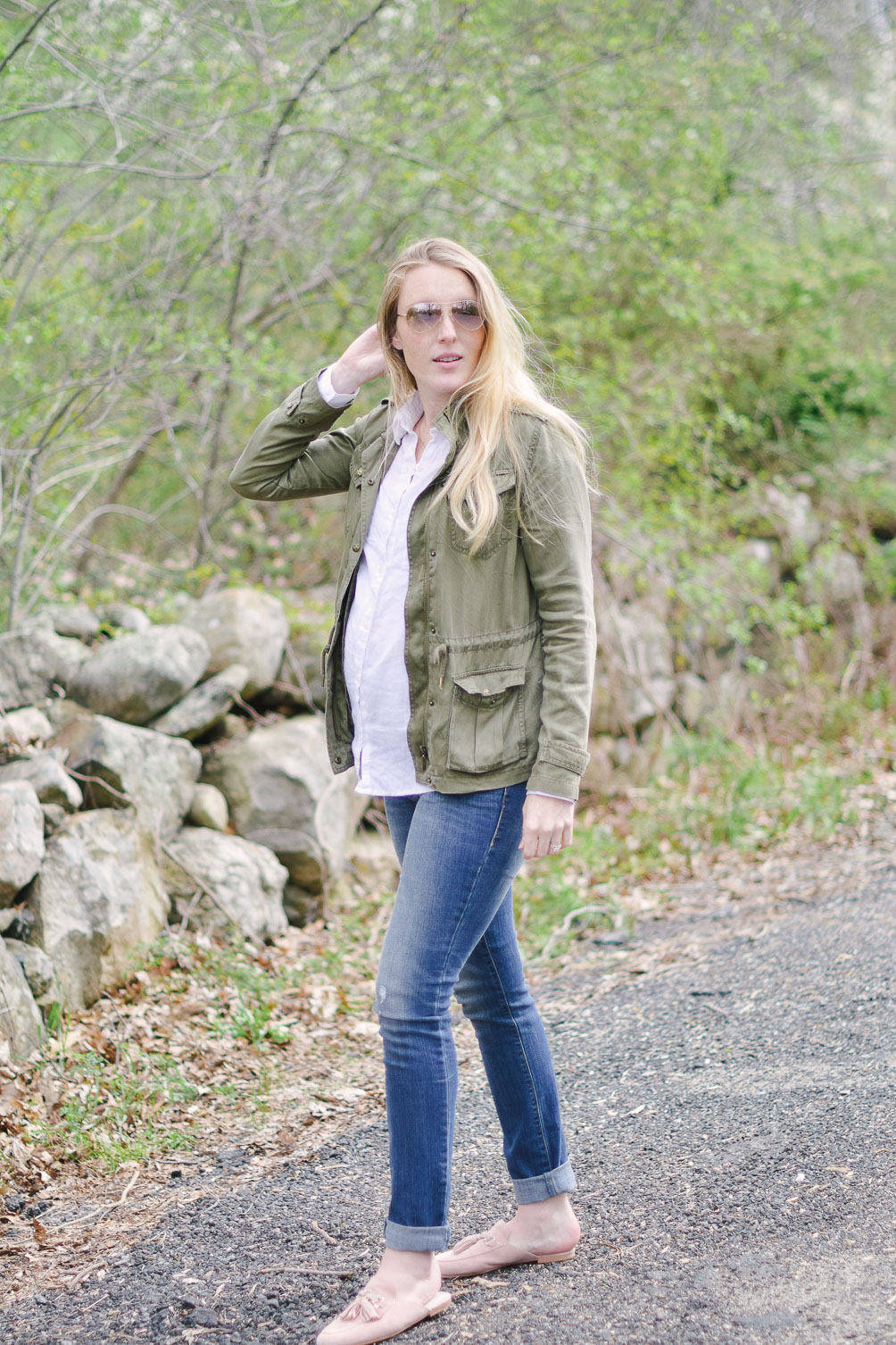 styling spring earth tones in this maternity fashion look with an army green jacket and skinny jeans