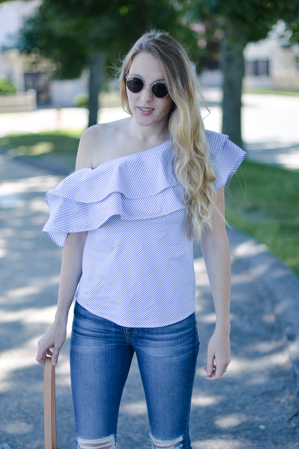 styling a summer outfit with this one shoulder ruffle top and distressed skinny jeans