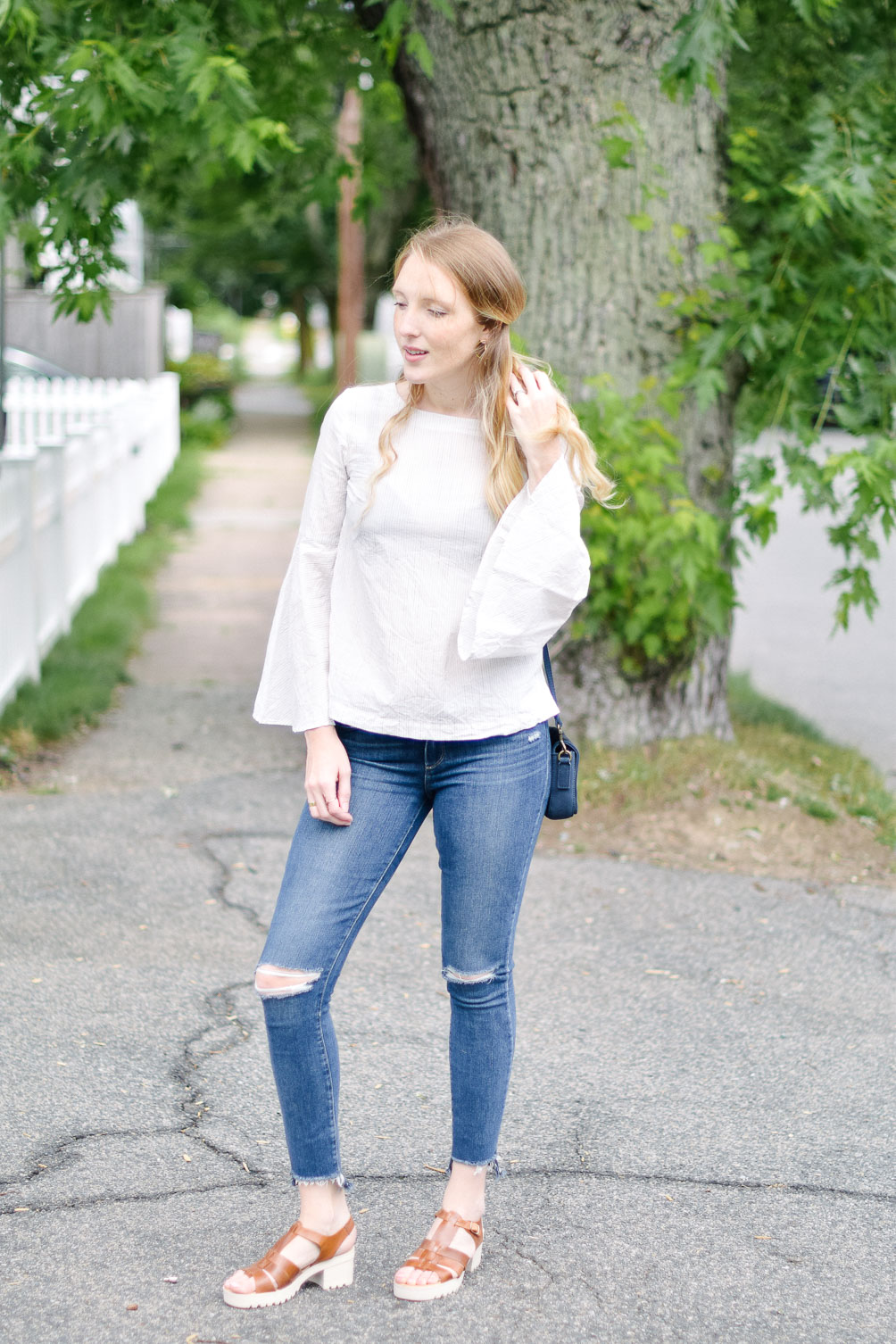 fashion blogger Leslie Musser styling transitional basics to wear from summer into fall with this casual outfit