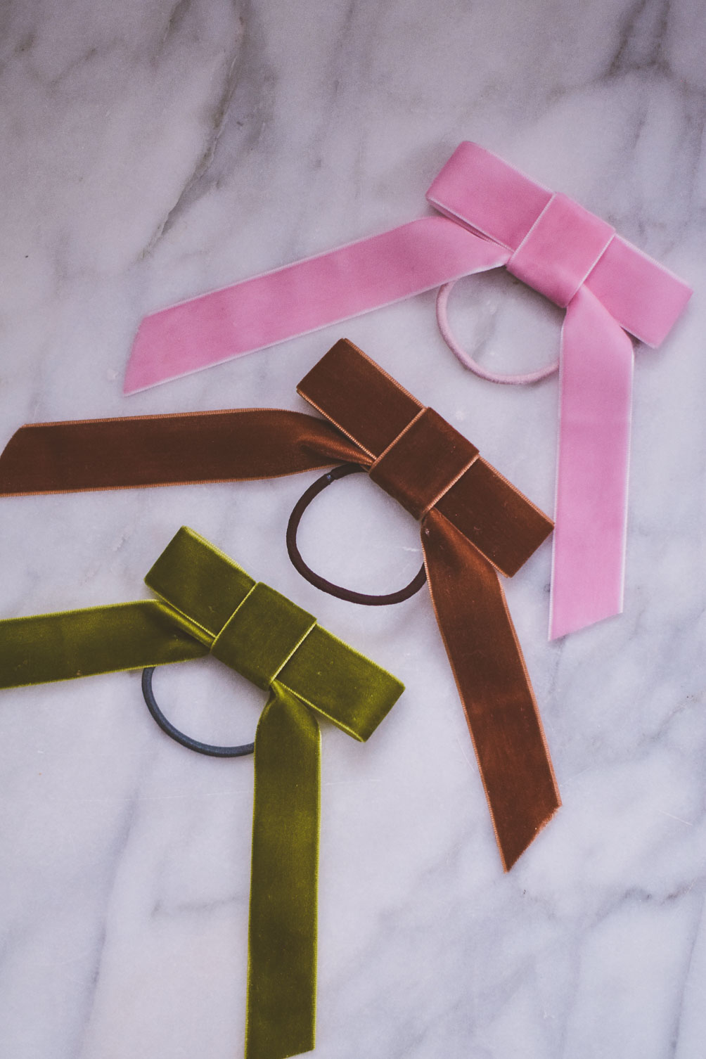 sharing a quick and easy tutorial for this diy velvet hair tie in assorted colors