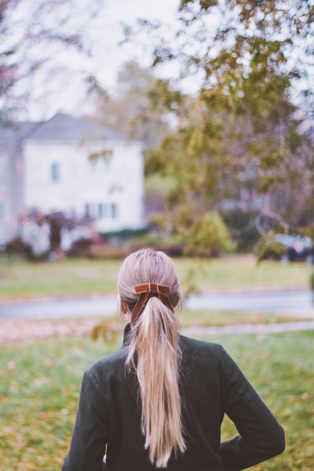 sharing a quick and easy tutorial for this diy velvet hair tie in assorted colors