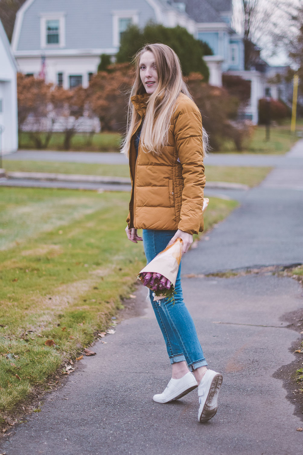 styling an easy winter outfit and tips on how to wear a puffer jacket with a turtleneck and Levi's
