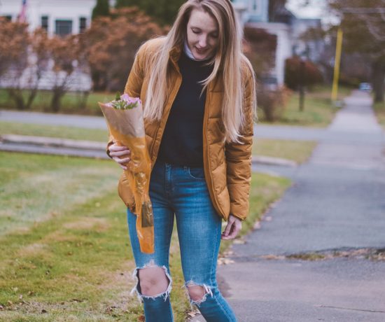 styling an easy winter outfit and tips on how to wear a puffer jacket with a turtleneck and Levi's