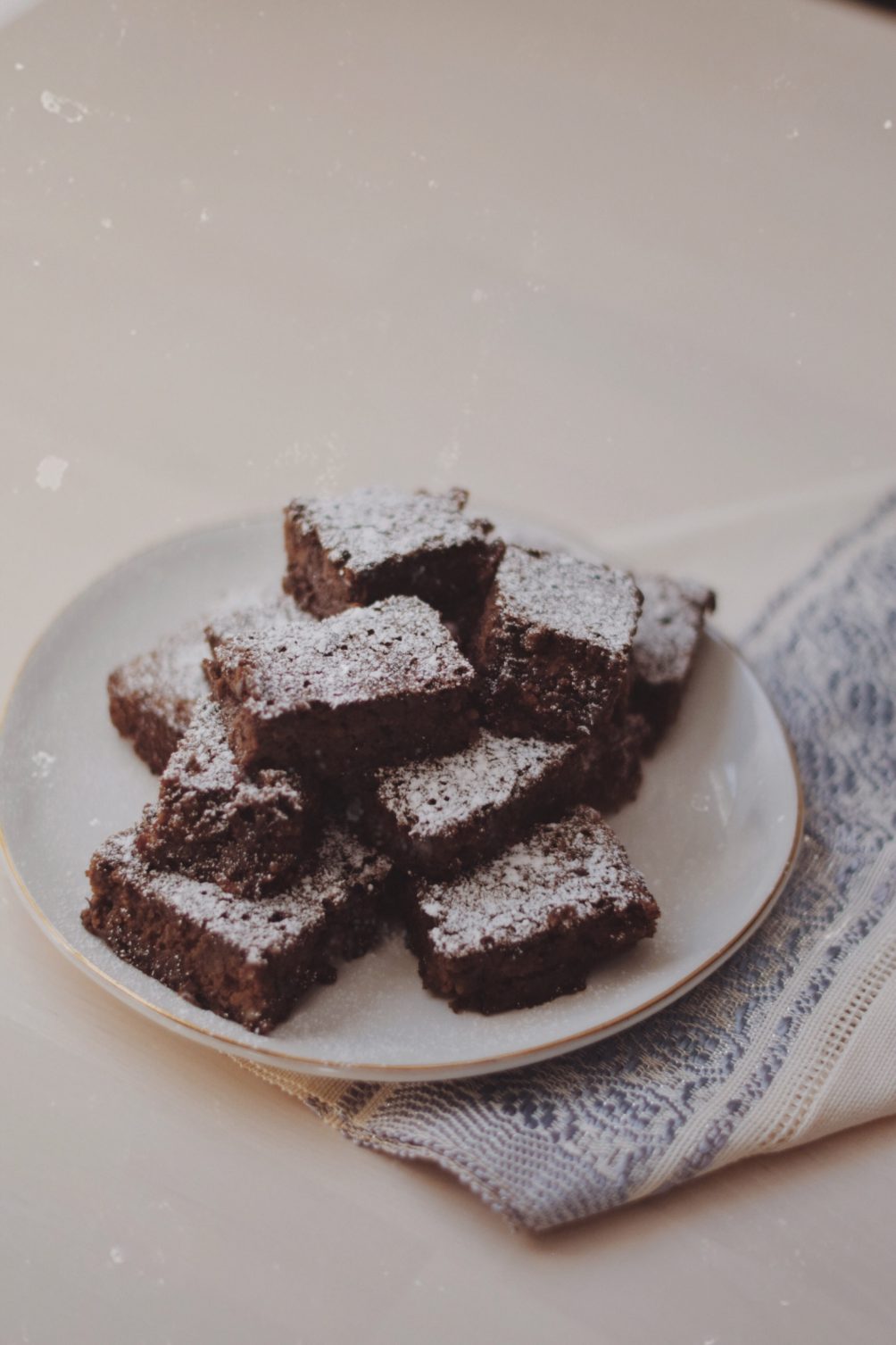 sharing a delicious and easy clean eating dessert recipe for healthy fudge brownies using black beans